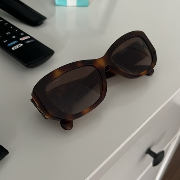 Chanel sunglasses. Good condition. - Picture 4 of 5